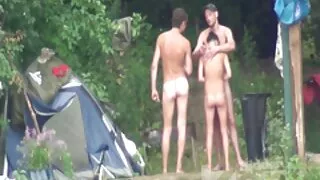 গাঢ় কেশবিশিষ্ট স্লু ...