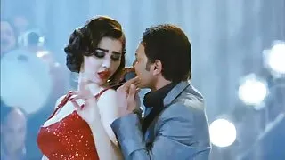 আকর্ষণীয় স্বর্ণকেশী ...